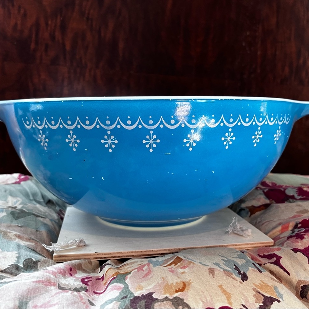 Vintage teal/blue Pyrex 4qt Cinderella bowl #444